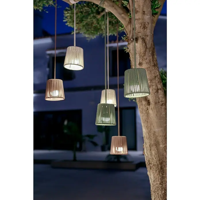 New Garden Conta Lámpara colgante LED Mini Hang - L x An x Al: 15 x 15 x 15 cm, Blanco - Las luces exteriores están sujetas a un árbol, iluminando una zona exterior con su atractivo diseño.