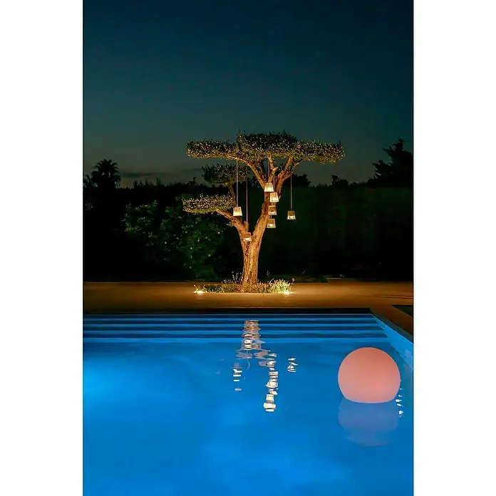 New Garden Conta Lámpara colgante LED Mini Hang - L x An x Al: 15 x 15 x 15 cm, Blanco - Foto evocadora de una piscina de noche, iluminada por una esfera flotante y faroles colgando de un árbol situado cerca de la piscina.