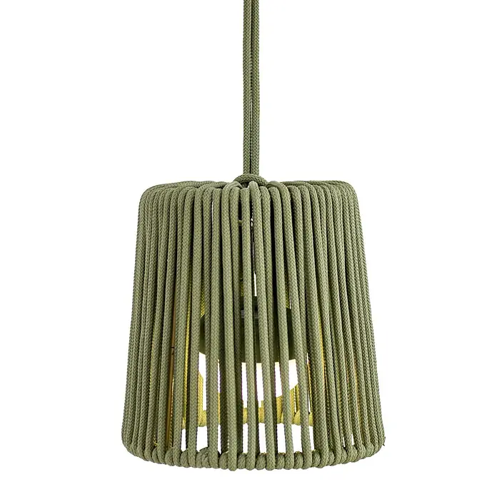 New Garden Conta Lámpara colgante LED Mini Hang - L x An x Al: 15 x 15 x 15 cm, Verde, 3 W - Primer plano de una elegante lámpara colgante verde con detalles de cuerda, que irradia un brillo cálido y acogedor.
