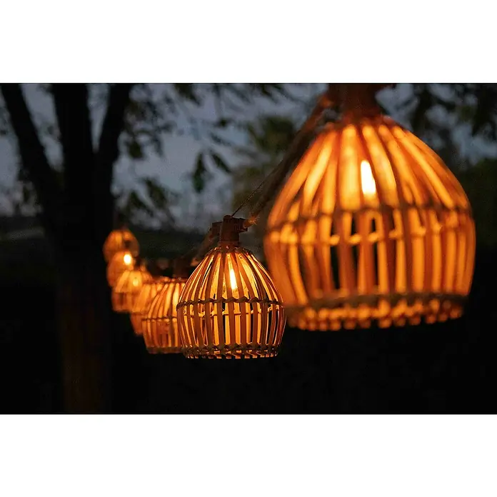 Starlux Guirnalda luminosa LED Anuket - 8,4 W, Largo: 8 m, Amarillo, Número de bombillas: 10 ud. - Una fila de faroles de bambú decorativos que emiten una luz suave y cálida, creando un ambiente atmosférico.