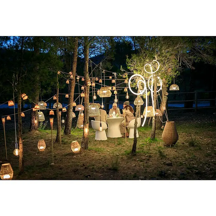 New Garden Solar-Lichterkette Mini Conta - Länge: 8 m, LED - Outdoor-Szene mit kunstvoller Beleuchtung und einem weißen Tisch mit Stühlen, an dem drei Personen sitzen. Gemütliche Atmosphäre durch dekorative Lampen.