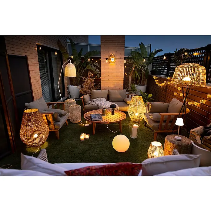New Garden Solar-Lichterkette Mini Conta - Länge: 8 m, LED - Stimmungsvolle Outdoor-Szene mit Rattan-Lampen und gemütlichen Sitzmöbeln auf einer Terrasse bei Nacht.