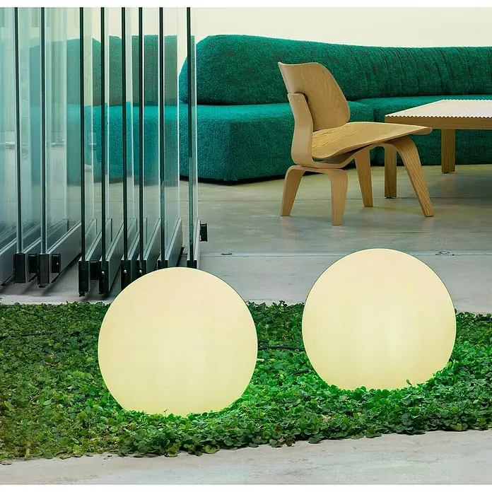 Starlux Bola solar Venus 40 - 0,5 W, 40 cm, RGB, 50 lm - Dos lámparas de suelo redondas de plástico sobre trébol verde, que irradian una luz cálida, creando un ambiente moderno.