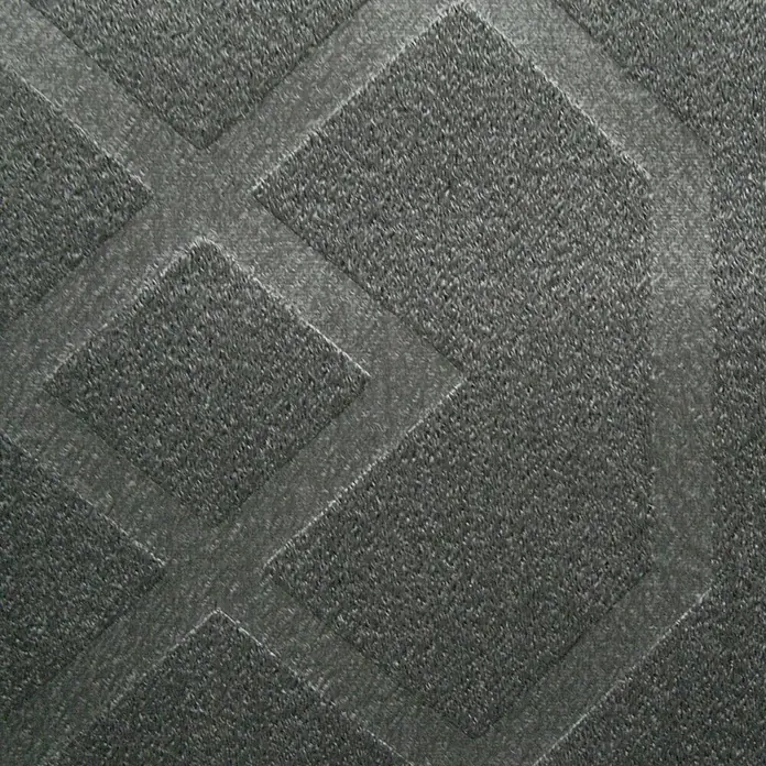 Elbersdrucke Verdunkelungsvorhang Equinox - 140 x 255 cm, 100 % Polyester, Anthrazit - Nahaufnahme einer grauen Teppichfliese mit modernem, geometrischem Diamantenmuster, ideal für Büros oder Wohnräume.