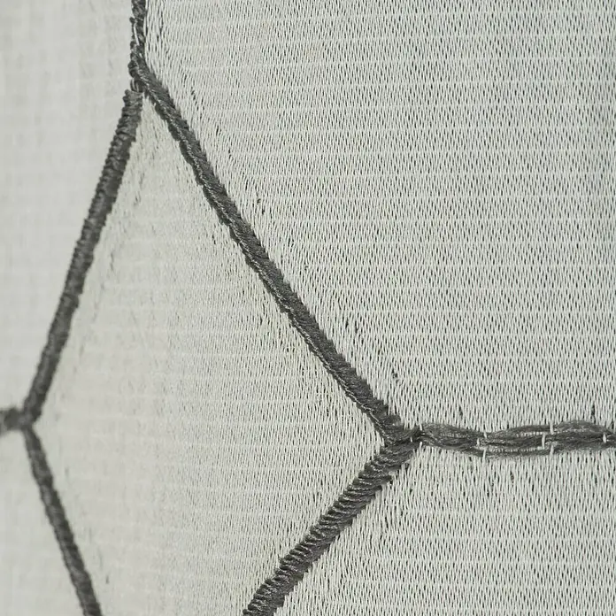 Rasch Home Ösenschal Alhambra - 140 x 255 cm, 100 % Polyester, Weiß/Grau - Nahaufnahme von einem Dekostoff mit grauem Rautenmuster auf hellem Grund, ideal für Heimtextilien und kreative Projekte.