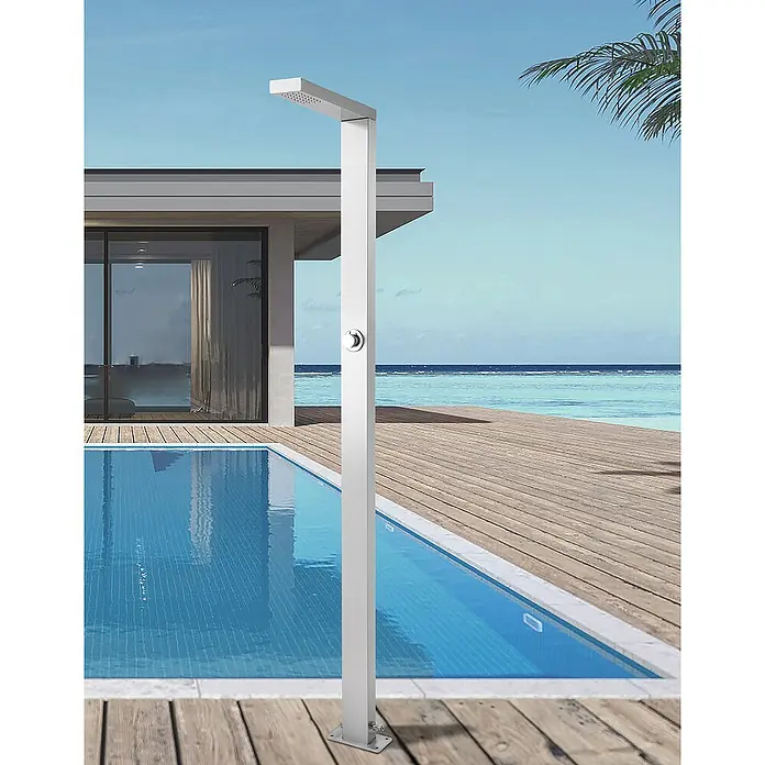 GardWell Pooldusche Ritual - Höhe: 210 cm, Edelstahl, Silber - Moderne Gartendusche aus Edelstahl neben einem Pool auf einer Holzterrasse mit Blick auf das Meer und blauen Himmel.