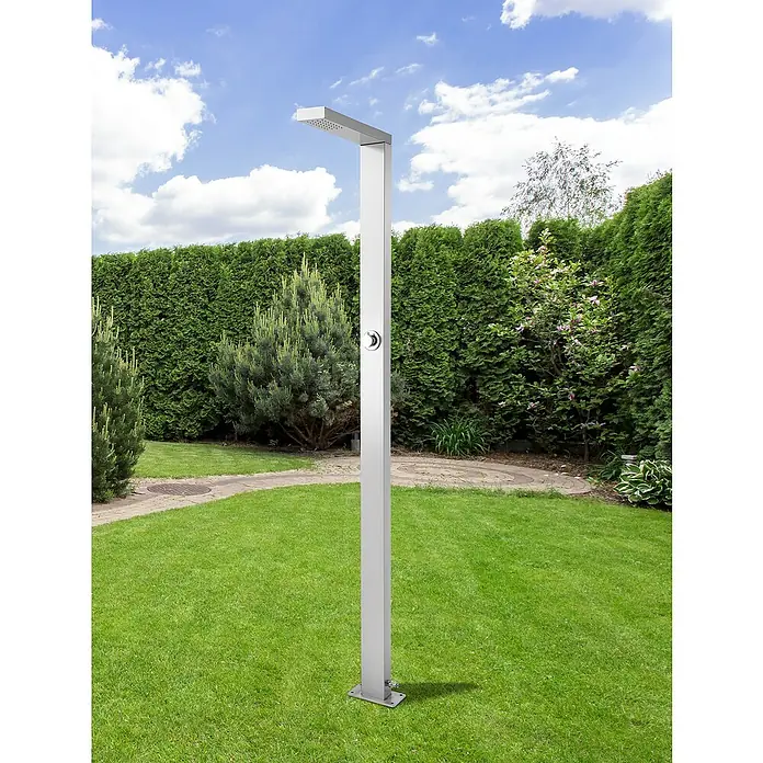 GardWell Pooldusche Ritual - Höhe: 210 cm, Edelstahl, Silber - Gartenansicht mit moderner, silberner Außendusche. Die Dusche steht auf einem grünen Rasen vor einer grünen Hecke.