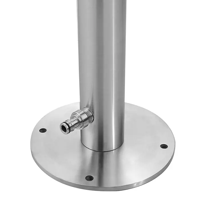 GardWell Pooldusche Curve - Höhe: 230 cm, Edelstahl, Silber - Produktnahaufnahme einer glänzenden Edelstahl-Gartendusche mit einem Wasserhahn, die auf einer runden Basis mit Befestigungslöchern montiert ist.