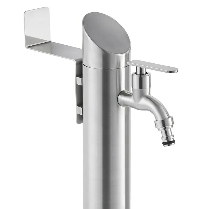 GardWell Wasserzapfstelle Comfort Style - Silber, Höhe: 93 cm, Edelstahl - Bild einer Edelstahl-Gartenwasserstelle mit Zapfhahn und Ablagefläche. Robustes und stilvolles Design für den Außenbereich.