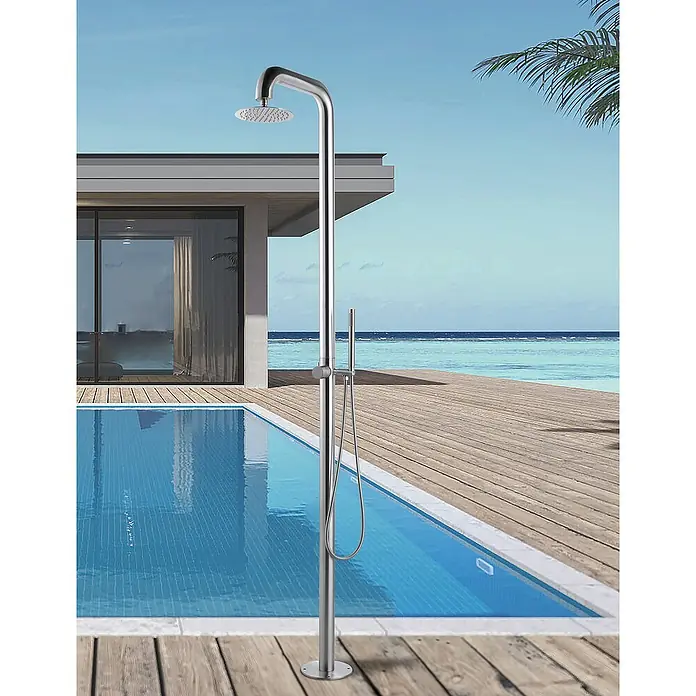 GardWell Pooldusche Sensation - Höhe: 220 cm, Edelstahl, Silber - Eine elegante Pooldusche aus Edelstahl vor einer modernen Villa und einem schimmernden Pool.