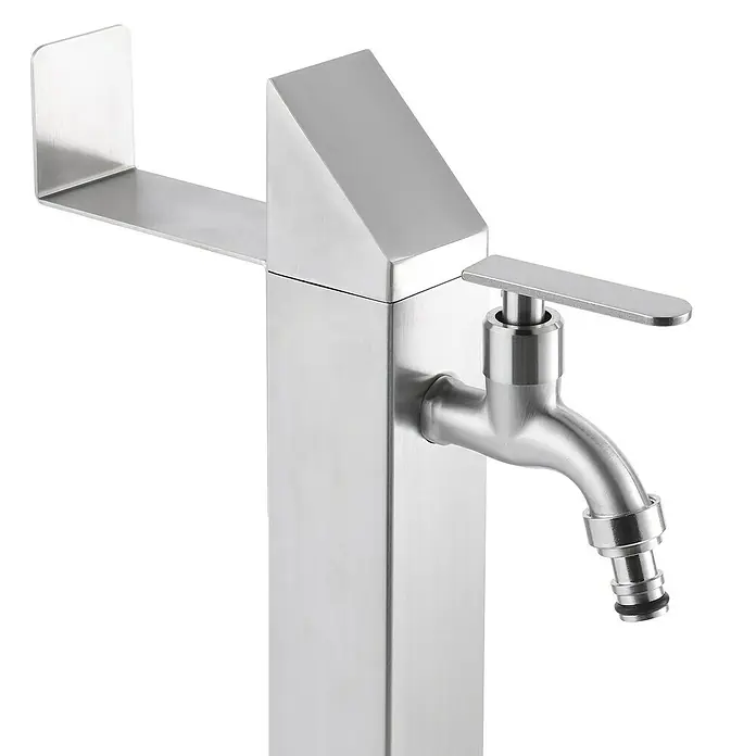 GardWell Wasserzapfstelle - Silber, Höhe: 93 cm, Edelstahl - Nahaufnahme eines modernen, silberfarbenen Wasserhahns mit einer Ablagefläche, ideal für den Außenbereich.