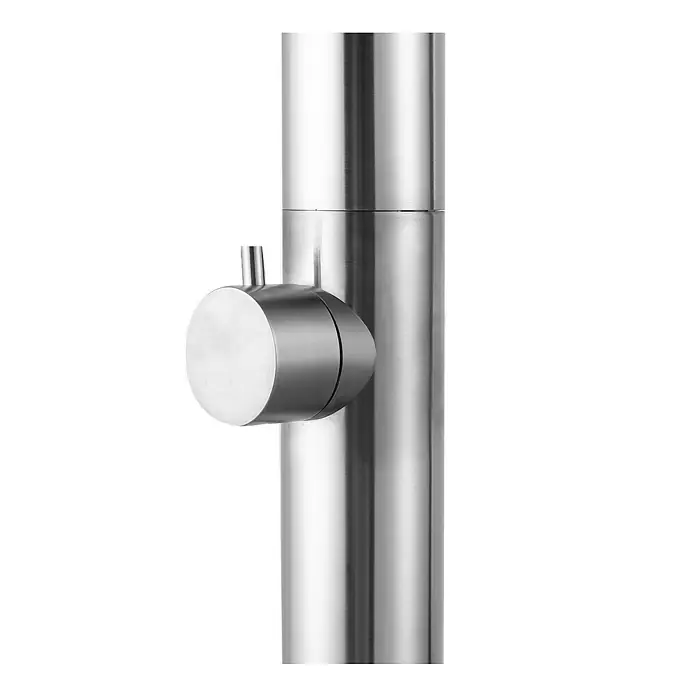 GardWell Pooldusche Curve - Höhe: 230 cm, Edelstahl, Silber - Nahaufnahme eines polierten Metallsäulenständers mit einem runden Drehknopf an der Seite zur Einstellung. Das Produkt ist hochwertig und modern.