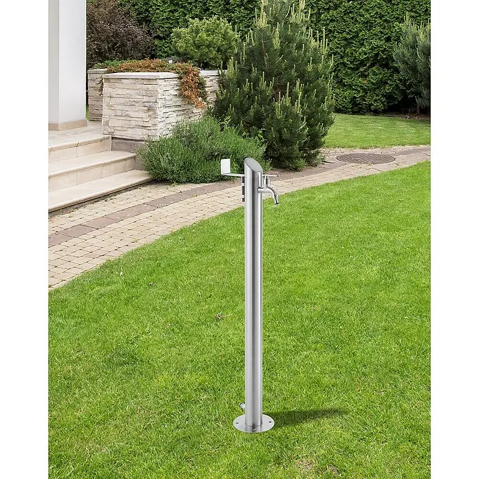 GardWell Wasserzapfstelle Comfort Style - Silber, Höhe: 93 cm, Edelstahl - Diese Aufnahme zeigt eine schlanke, moderne Wasserstelle aus Edelstahl im Freien, ideal für Gärten und Außenbereiche.