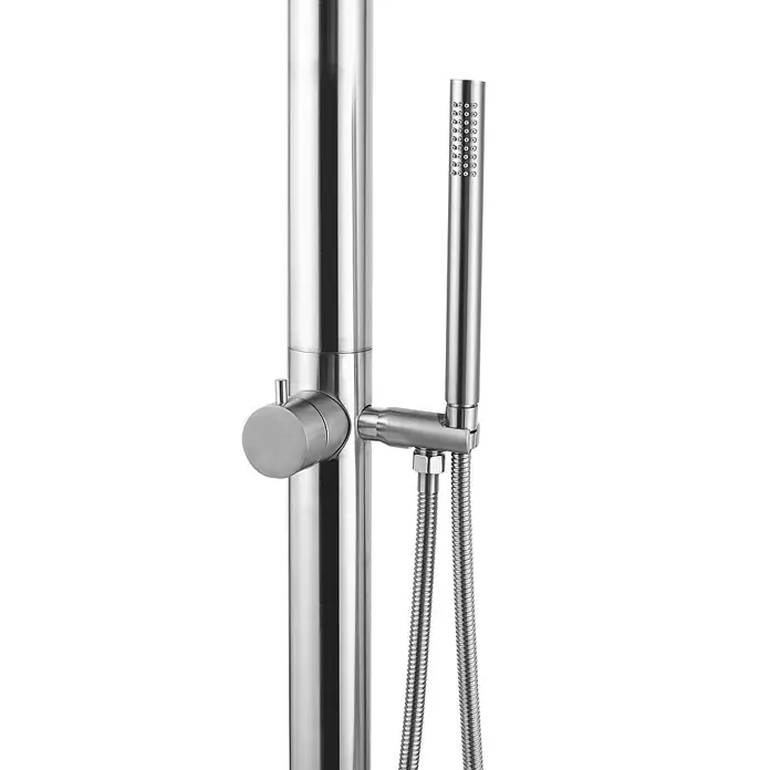 GardWell Pooldusche Sensation - Höhe: 220 cm, Edelstahl, Silber - Nahaufnahme einer modernen, freistehenden Duscharmatur aus Edelstahl mit Handbrause und rundem Bedienknopf.