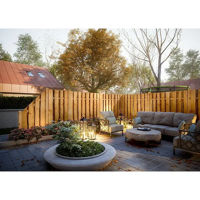 Joda Sichtschutzelement Vancouver - 180 x 180 cm, Holz, Naturbelassen - Elegante Gartengarnitur mit Sofa und Sesseln auf einer gepflasterten Terrasse, umgeben von einem Holzzaun und üppiger Vegetation.