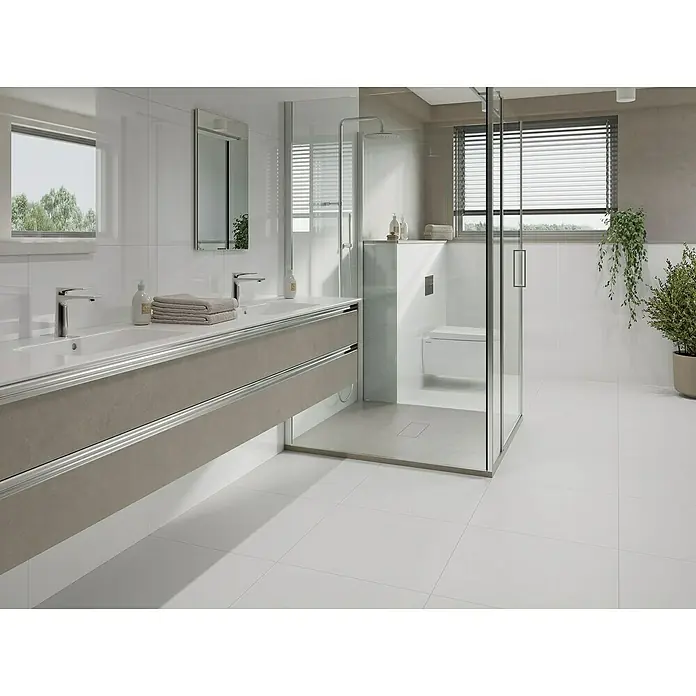 Feinsteinzeugfliese Super White59,8 x 59,8 cm, Weiß, Glänzend - Badezimmer mit Doppelwaschtisch und großer Duschkabine. Das helle Interieurdesign mit weißen Fliesen sorgt für eine entspannende Atmosphäre.