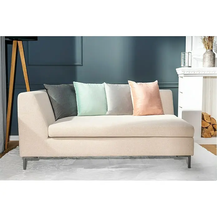 Kissen Finja - Jadeite, 45 x 45 cm, 100 % Polyester - Elegantes, cremefarbenes Sofa mit stilvollen Kissen in Grau, Mint, Beige und Rosa. Perfekt für ein modernes Wohnzimmerambiente.