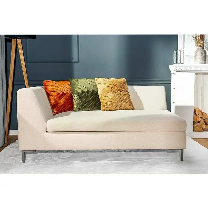 Kissen Folded - Gold, 45 x 45 cm, 100 % Baumwolle - Beiges Sofa mit farbigen Zierkissen in Orange, Grün und Gold, das eine gemütliche und stilvolle Atmosphäre schafft.