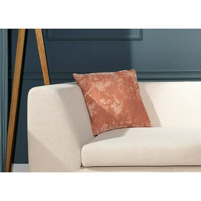 Kissen Sky - Muted Clay, 45 x 45 cm, 100 % Polyester - Nahaufnahme eines beigen Sofas mit einem dekorativen, rosa Samtkissen, das eine gemütliche und stilvolle Wohnatmosphäre vermittelt.