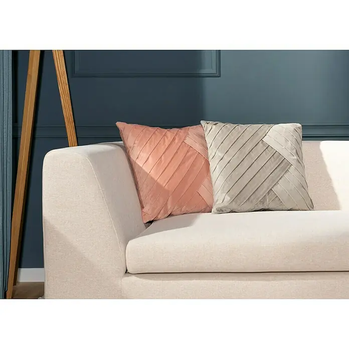 Kissen Hannah - Muted Clay, 45 x 45 cm, 100 % Polyester - Ein helles Sofa mit zwei dekorativen Kissen in Rosa und Grau, die eine gemütliche Atmosphäre schaffen.