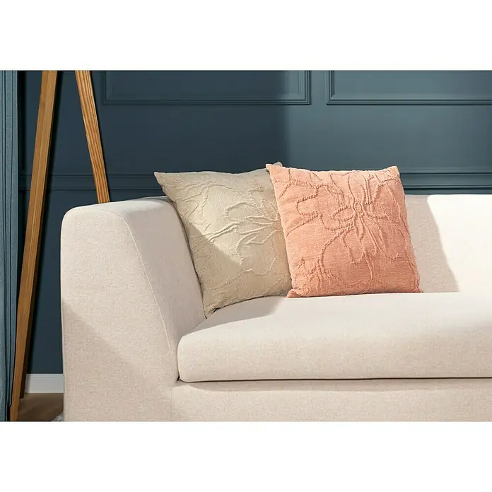 Kissen Brigit - Muted Clay, 45 x 45 cm, 100 % Polyester - Ein helles Sofa mit zwei dekorativen Kissen in Beige und Pfirsich mit floralen Mustern.