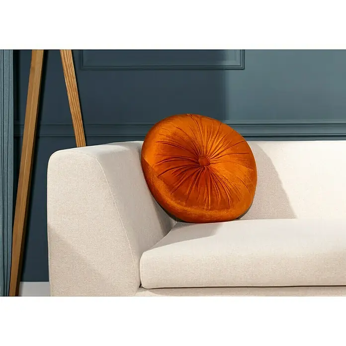 Kissen rund - Rostrot, Durchmesser: 45 cm, 100 % Baumwolle - Ein orangefarbenes Samtkissen ziert die Ecke eines cremefarbenen Sofas und verleiht dem Raum eine warme und stilvolle Note.