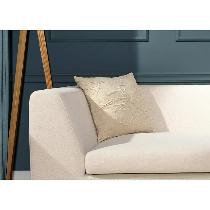 Kissen Brigit - Pumice Stone, 45 x 45 cm, 100 % Polyester - Das dekorative Kissen mit floralem Muster liegt einladend auf dem hellen Sofa und verleiht dem Raum eine gemütliche Atmosphäre.