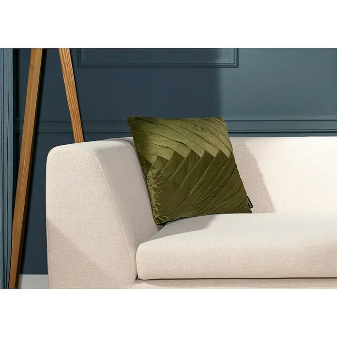 Kissen Folded - Grün, 45 x 45 cm, 100 % Baumwolle - Nahaufnahme eines olivgrünen Kissens mit dekorativen Falten auf einem hellen Sofa, das einen Hauch von Eleganz in den Raum bringt.
