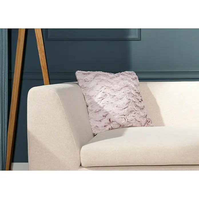 Kissen Smooth - Rot, 45 x 45 cm, 100 % Polyester - Nahaufnahme eines flauschigen Kissens mit gewellten Texturen auf einem beigen Sofa, das ein gemütliches und stilvolles Ambiente suggeriert.