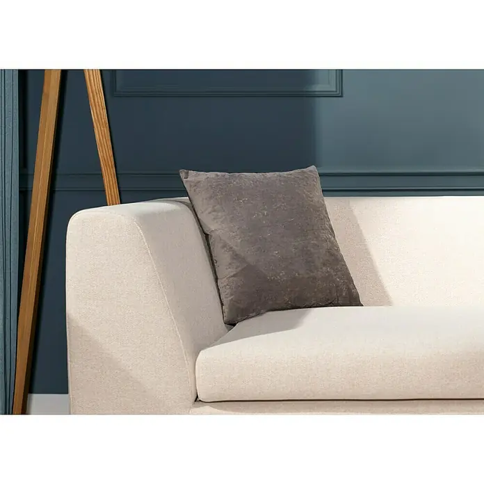 Kissen Sky - Driftwood, 45 x 45 cm, 100 % Polyester - Nahaufnahme eines beigen Sofas mit einem grauen Kissen vor einer dunkelblauen Wand und einer Holzstruktur.