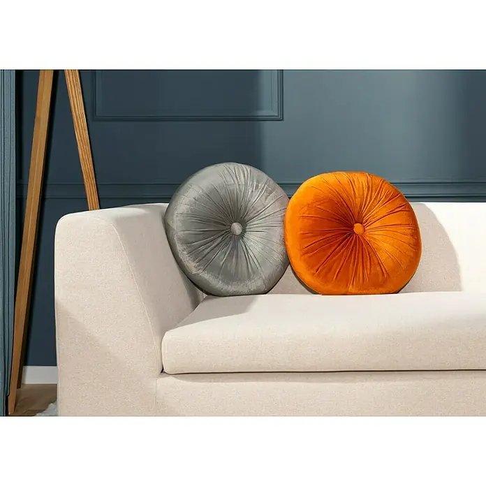 Kissen rund - Rostrot, Durchmesser: 45 cm, 100 % Baumwolle - Ein beigefarbenes Sofa mit einem grauen und einem orangefarbenen runden Samtkissen.