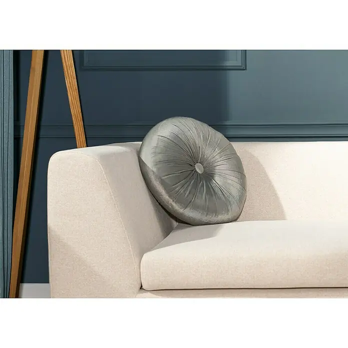 Kissen rundGrau, Durchmesser: 45 cm, 100 % Baumwolle - Ein graues, rundes Kissen mit Knopf in der Mitte liegt auf einem cremefarbenen Sofa, das durch sein schlichtes, modernes Design besticht.