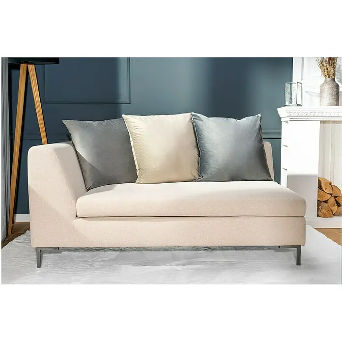 Kissen FinjaPumice Stone, 60 x 60 cm, 100 % Polyester - Elegantes, beiges Sofa mit stilvollen Kissen in Grau- und Beigetönen, perfekt für ein modernes Wohnzimmer. Die Couch bietet hohen Komfort und ist ein echter Hingucker.