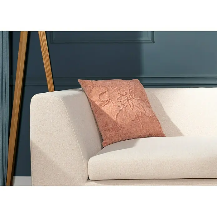 Kissen Brigit - Muted Clay, 45 x 45 cm, 100 % Polyester - Nahaufnahme eines korallfarbenen Kissens mit Blumenmuster auf einem cremefarbenen Sofa, das Komfort und Stil in der Inneneinrichtung vereint.