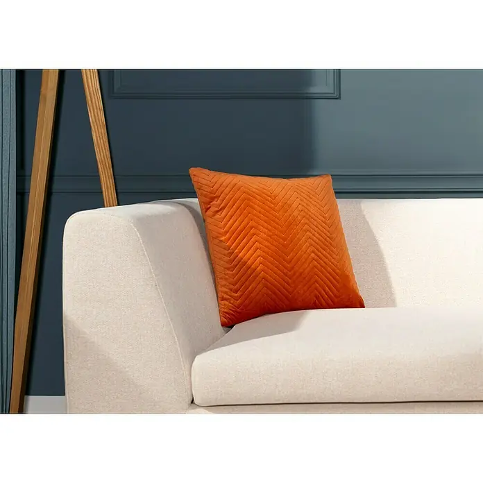 Kissen Erin - Rostrot, 45 x 45 cm, 100 % Baumwolle - Nahaufnahme eines orangefarbenen Dekokissens mit Chevron-Muster, das auf einem cremefarbenen Sofa liegt, und sorgt für einen Farbtupfer.