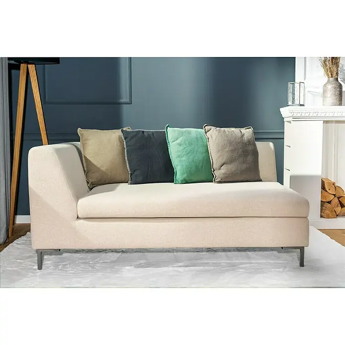Kissen Bona - Charcoal Grey, 45 x 45 cm, 100 % Baumwolle - Beiges Sofa mit farbigen Kissen im Wohnzimmer, das eine gemütliche und stilvolle Atmosphäre schafft.