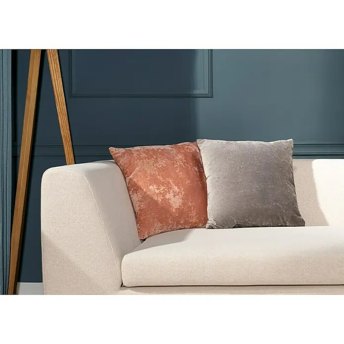 Kissen Sky - Muted Clay, 45 x 45 cm, 100 % Polyester - Nahaufnahme von zwei Zierkissen in Rosa und Grau auf einem beigen Sofa vor einer blauen Wand.
