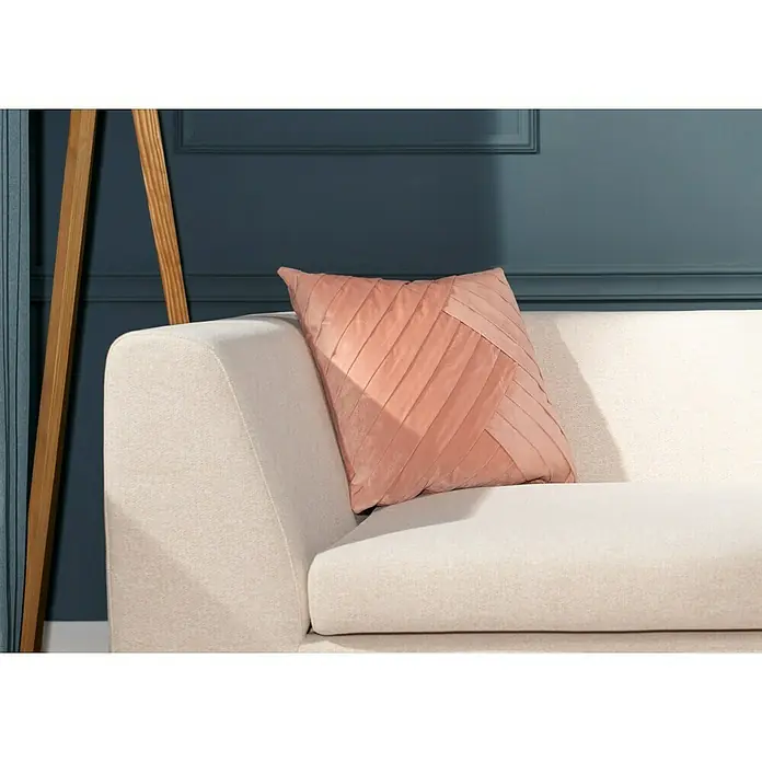 Kissen Hannah - Muted Clay, 45 x 45 cm, 100 % Polyester - Nahaufnahme eines beigen Sofas mit einem dekorativen, rosa Kissen, das eine elegante und gemütliche Atmosphäre schafft.