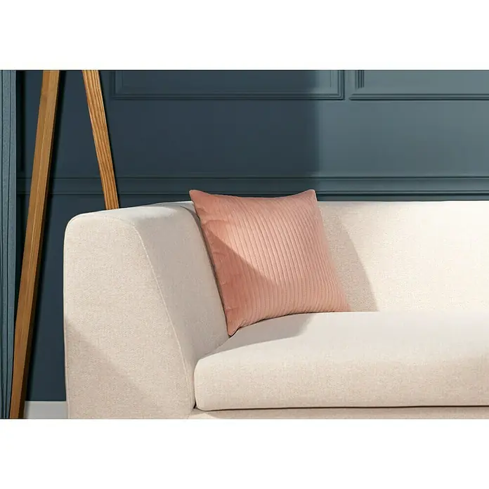 Kissen Dieter - Muted Clay, 40 x 40 cm, 100 % Polyester - Nahaufnahme eines stilvollen Sofas mit einem rosa Kissen, das eine einladende und komfortable Atmosphäre vermittelt.