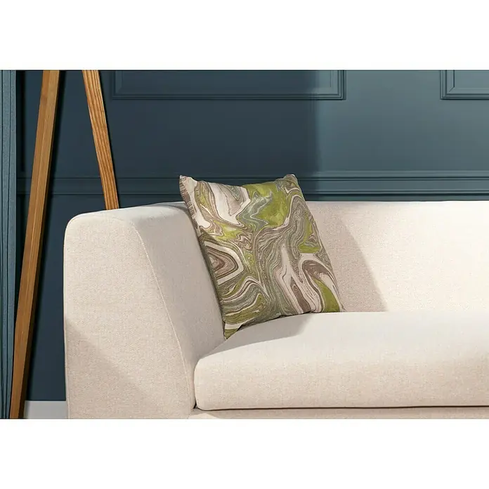 Kissen Bliss - Willow, 45 x 45 cm, 100 % Baumwolle - Das marmorierte Kissen mit grünem und braunem Muster liegt auf einem eleganten Sofa und verleiht dem Raum eine stilvolle Note.