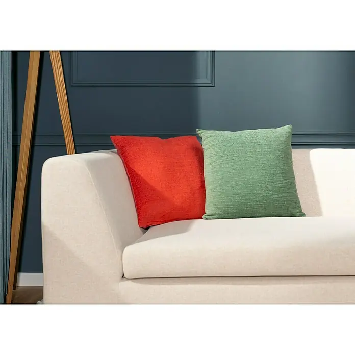 Kissen Coco ChenilleGrün, 45 x 45 cm, 100 % Baumwolle - Nahaufnahme von dekorativen Kissen auf einem Sofa, die dem Raum eine gemütliche und stilvolle Note verleihen.