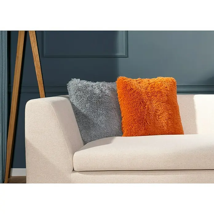 Kissen BodrumRostrot, 45 x 45 cm, 100 % Polyester - Flauschige Zierkissen in Grau und Orange auf einem hellen Sofa. Die Kissen bringen Farbe und Gemütlichkeit in jeden Raum.
