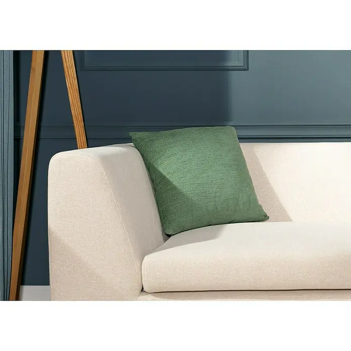 Kissen Coco ChenilleGrün, 45 x 45 cm, 100 % Baumwolle - Nahaufnahme eines grünen Kissens auf einem beigen Sofa, das eine gemütliche und stilvolle Wohnatmosphäre schafft.