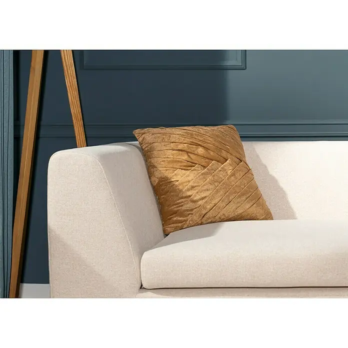 Kissen Folded - Gold, 45 x 45 cm, 100 % Baumwolle - Nahaufnahme eines beigen Sofas mit einem goldenen Zierkissen, das eine elegante und gemütliche Atmosphäre ausstrahlt.