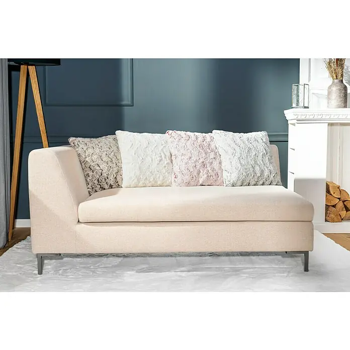 Kissen Smooth - Schwarz, 45 x 45 cm, 100 % Polyester - Bequemes, beiges Sofa mit Zierkissen in Grau, Weiß und Rosa, das eine einladende und stilvolle Atmosphäre schafft.