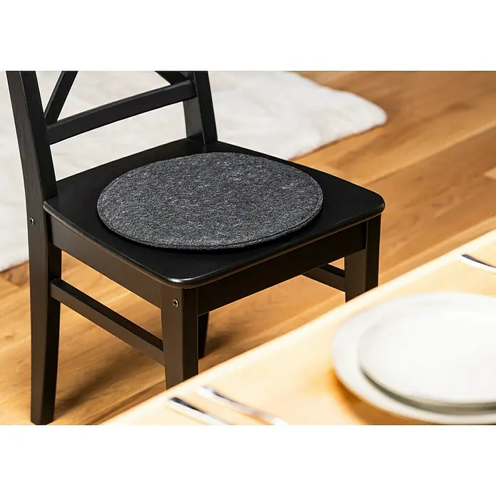 Sitzkissen rund Carl - Ø x H: 35 x 2 cm, Anthrazit, 100 % Polyester - Schwarzer Holzstuhl mit runder, grauer Filz-Sitzauflage, der Komfort und Stil vereint und sich perfekt in jeden Essbereich einfügt.