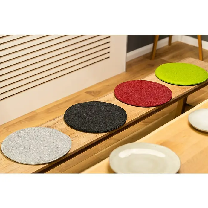 Sitzkissen rund Carl - Ø x H: 35 x 2 cm, Grün, 100 % Polyester - Farbenfrohe, runde Sitzkissen aus Filz in Grau, Schwarz, Rot und Grün auf einer Holzbank für mehr Komfort und Stil.
