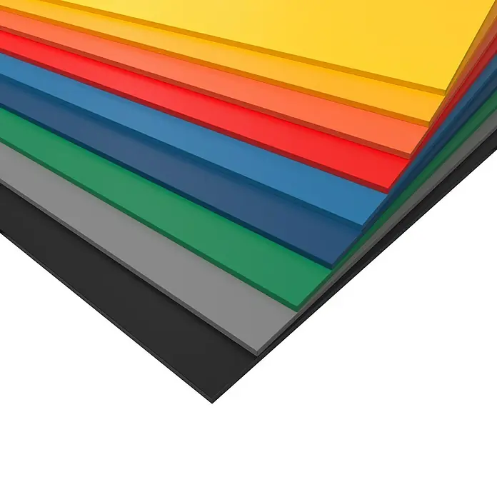 Hartschaumplatte Protex - Weiß, 25 cm x 50 cm x 3 mm, PVC - Mehrfarbige Kunststoffplatten: Eine Auswahl an gelben, orangen, roten, blauen, grünen, grauen und schwarzen Platten auf einem schwarzen Hintergrund.