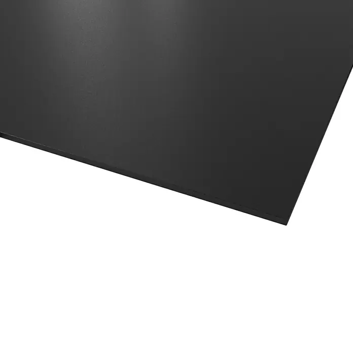 Hartschaumplatte Protex - Schwarz, 100 cm x 50 cm x 3 mm, PVC - Nahaufnahme einer eleganten, mattschwarzen Arbeitsplatte, die eine moderne und minimalistische Ästhetik ausstrahlt. Ideal für zeitgenössische Designs.