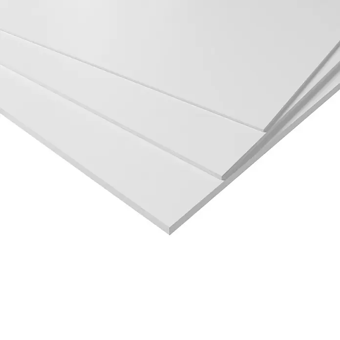 Hartschaumplatte Protex - Weiß, 25 cm x 50 cm x 3 mm, PVC - Weiße Schaumstoffplatten gestapelt auf schwarzem Untergrund, ideal für Präsentationen, Modellbau oder als leichte Bauplatten.